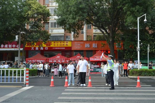 护航高考丨高考遇上周一 郑州交警全力护航高峰出行