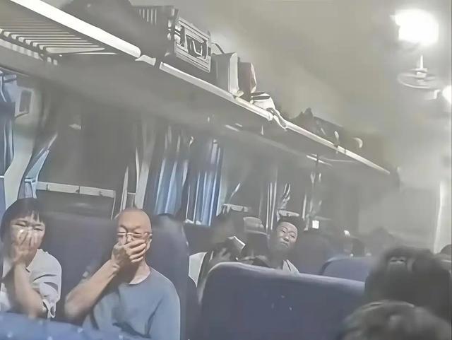 绿皮车过山西隧道遭遇黑色时刻，吸入煤灰后乘客变“煤蛋蛋”