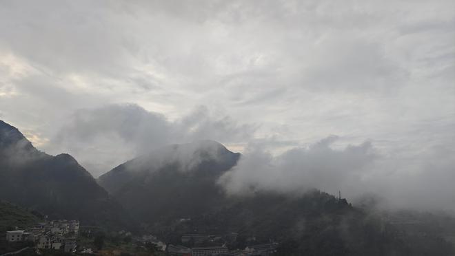 酱酒低潮，茅台镇青年破局样本：卖酒人“出山”摆地摊，有“酒二代”转型做酒庄