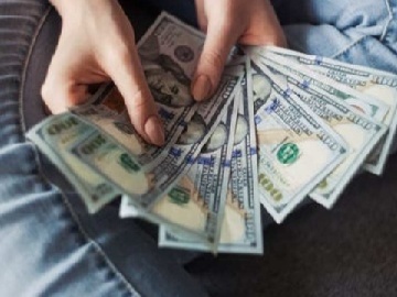 前央视主持人全网寻跪继父坟前的他